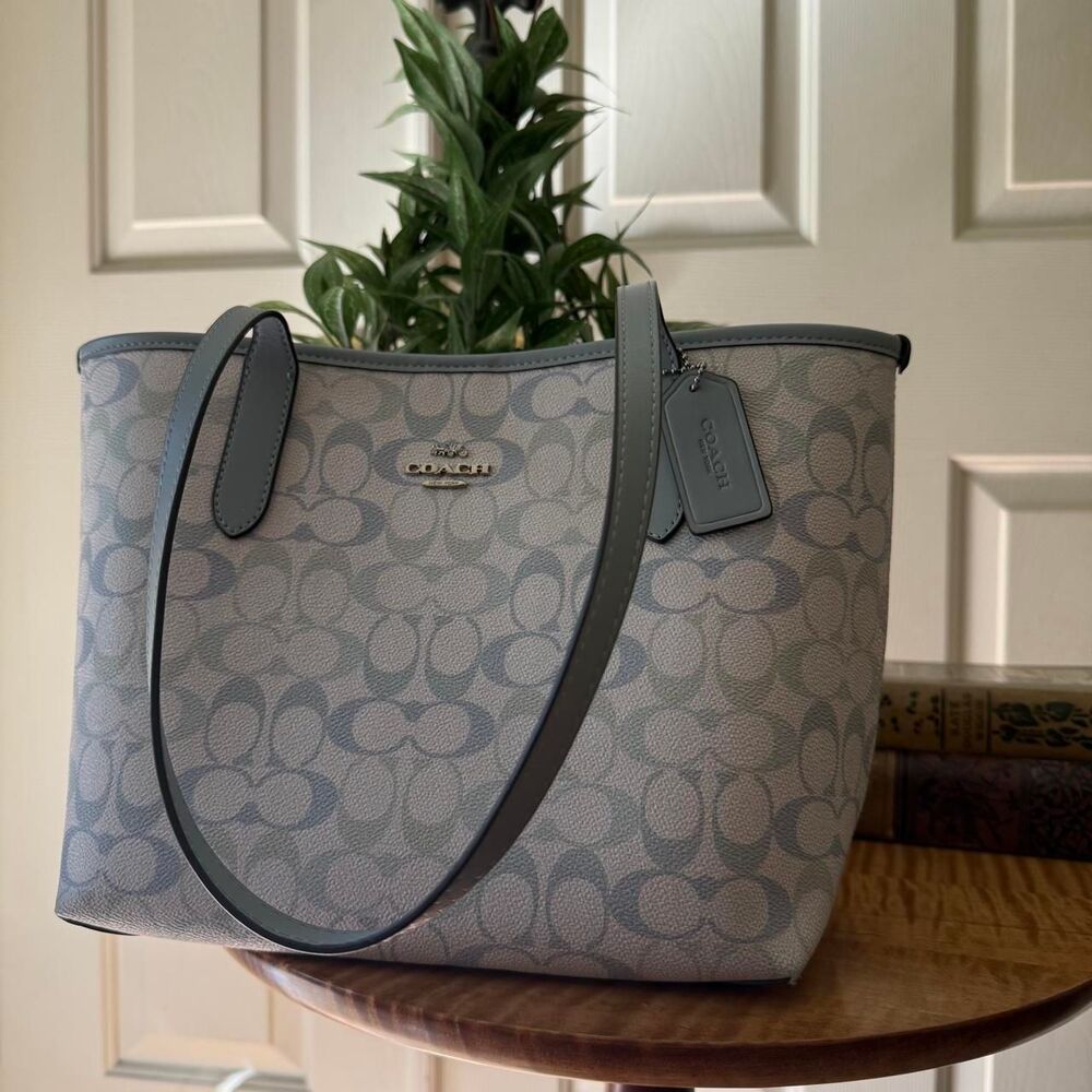 COACH Medium City Tote Bag CDZ09 in Signature Canvas Light blue/chalk color